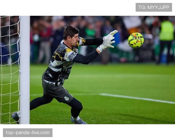 库尔图瓦本赛季更主动参与出球，主导稳定反击体系